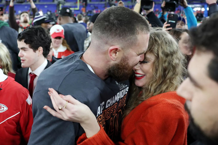 Taylor Swift Cium Travis Kelce Sebagai Hadiah Masuk Super Bowl