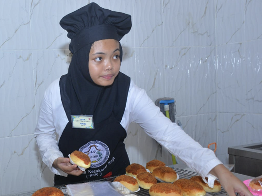 Kisah Erika, dari Jualan Cakwe Kini Kerja di Industri Katering Berkat LKP