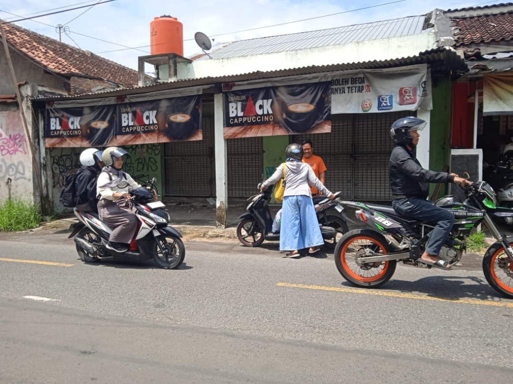 Pengendara Sepeda Motor Tertimpa APK di Yogyakarta