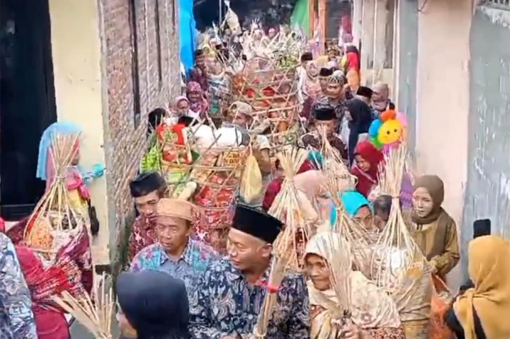 Berkat Raksasa, Tradisi Unik Peringatan Isra Mi'raj di Kebumen