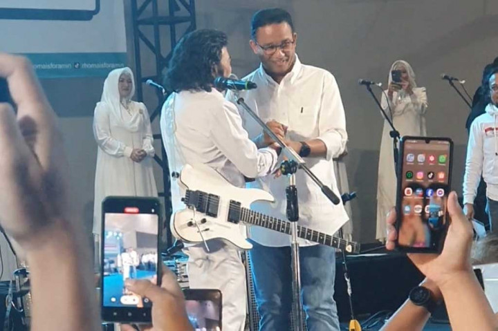 Foto Terpopuler: Rhoma Ajak Pilih AMIN hingga OTT Pejabat BPPD Sidoarjo