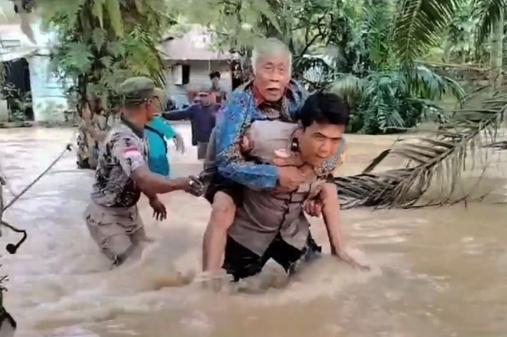 Potret Aksi Heroik Polisi Evakuasi Korban Banjir di Rohul