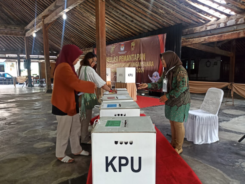 Simulasi Pencoblosan di Solo Kembali Diprotes Gegara Ada 4 Kolom Capres-Cawapres di Surat Suara
