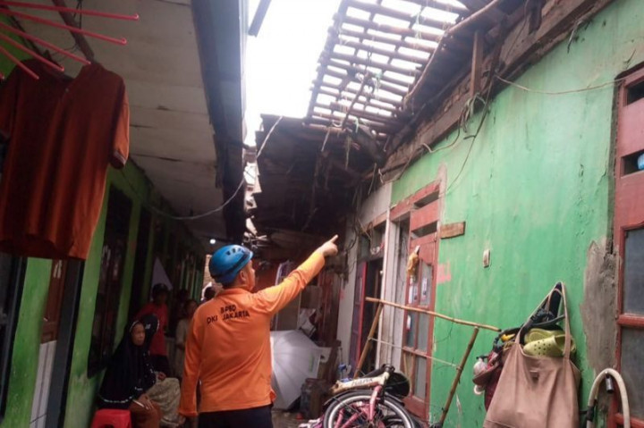 Hujan Disertai Angin Kencang, 7 Rumah di Kalideres Roboh