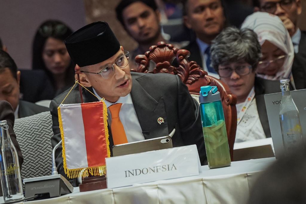 Menparekraf saat meninjau mengikuti Travex 2. Dok. Kemenparekraf 0