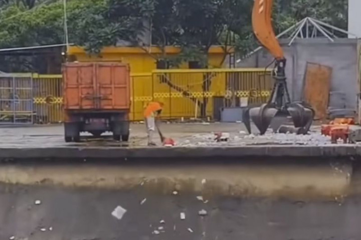 Buang Sampah ke Pintu Air Manggarai, Petugas DLH Didenda