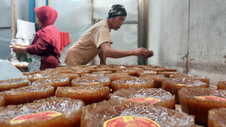 Menjelang Imlek, Penjual di Bandung Produksi 2 Ton Kue Keranjang Setiap Hari