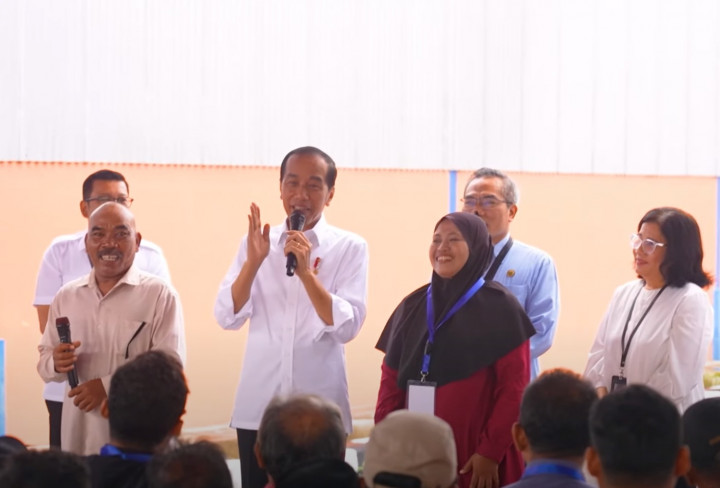 Jokowi Salurkan Bansos Tanpa Libatkan Risma, Anies Emoh Negara Dikelola Sesuai Selera