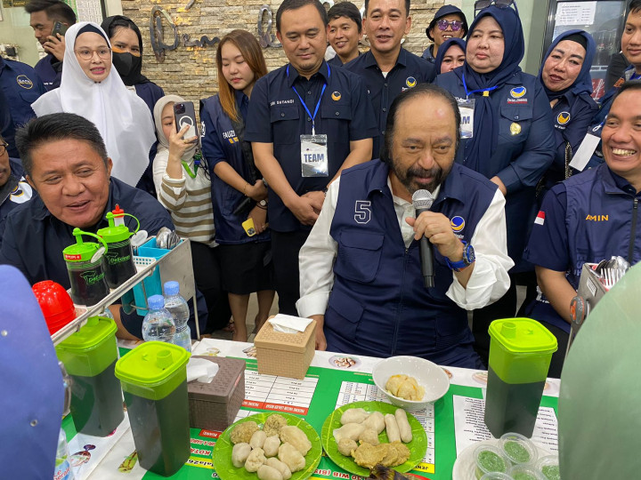 Surya Paloh Dengarkan Curhat Para Pelaku UMKM Pempek di Palembang