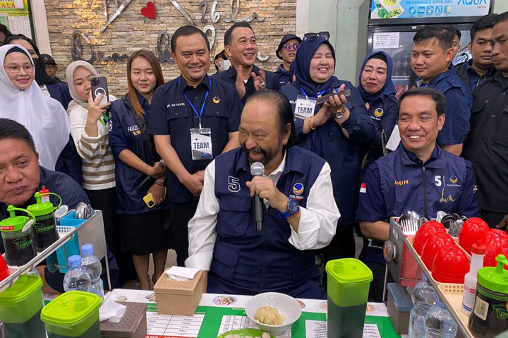 Momen Surya Paloh Dengarkan Curhat Pelaku UMKM Pempek di Palembang