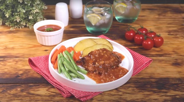 Intip nih rahasia enaknya steak bikinan ala abang-abang. Buat yuk, di rumah. (Foto: Dok. Endeus TV)