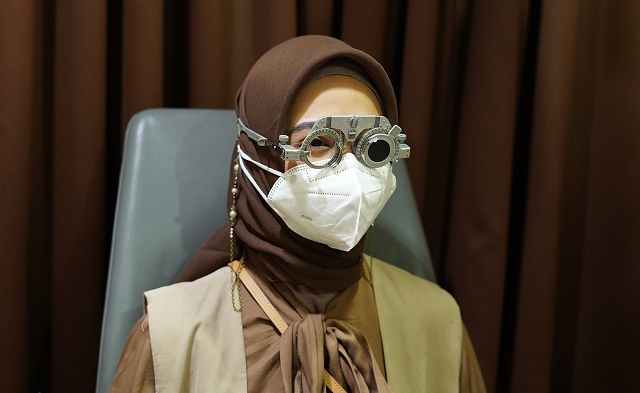 Poppy Bunga memilih Lasik di KMN EyeCare. (Foto: Dok. Istimewa)