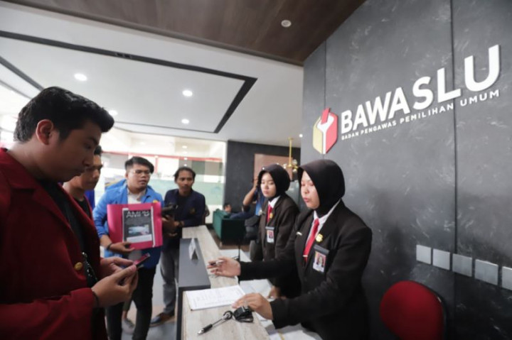 Aliansi Mahasiswa Laporkan Pose 2 Jari Jokowi ke Bawaslu