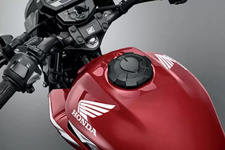 Pengendara Motor dengan Tangki Depan Wajib Berdiri Saat Isi Bensin, Ini Alasannya