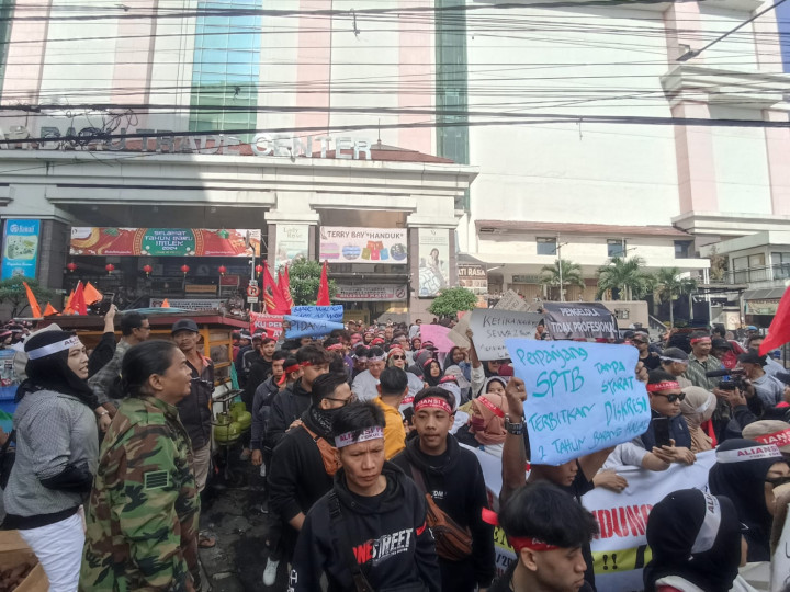 Pedagang Pasar Baru Bandung Demo Minta Evaluasi Tarif Kios