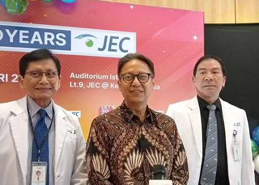 Ki-Ka: Dr. Darwan M. Purba, SpM(K),  Menteri Kesehatan, Ir. Budi Gunadi Sadikin, dan DR. Dr. Johan A Hutauruk, SpM(K). (Foto: Dok. Yuni)