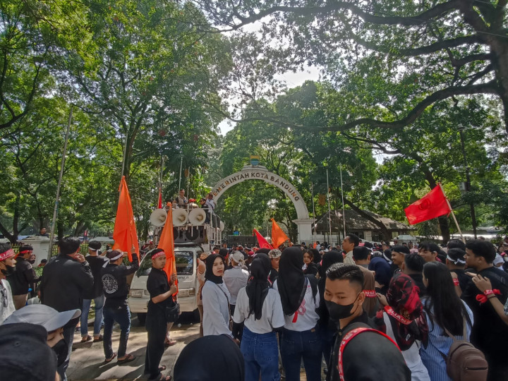 Pedagang Pasar Baru Kota Bandung Protes Kenaikan Harga Sewa Lapak