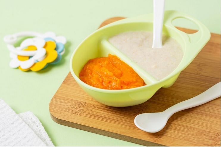 Para Moms dianjurkan tidak menggunakan blender dalam membuat MPASI. Ilustrasi-Freepik