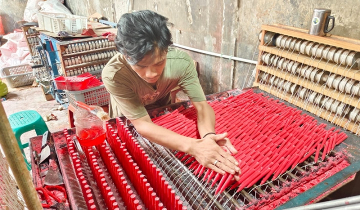Jelang Imlek, Rumah Produksi Lilin di Tangerang Kebanjiran Order