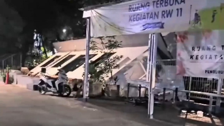 Kantor RW di Kelapa Gading Roboh, Diduga Tanah Abrasi Usai Hujan