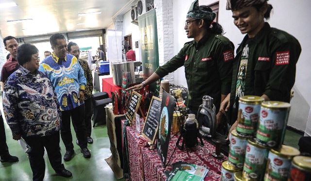 Menteri LHK, Siti Nurbaya, Dirut Media Indonesia Gaudensius Suhardi di Festival Kopi Nusantara 2024, di kantor Media Indonesia, Jakarta. (Dok. MI/Ramdani)