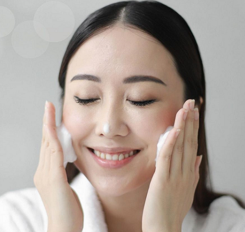 Microfoam cleanser Duvaderm cleanser dapat mudah menghilangkan make up tahan air dan kotoran. (Foto: Dok. Instagram/@duvaderm)