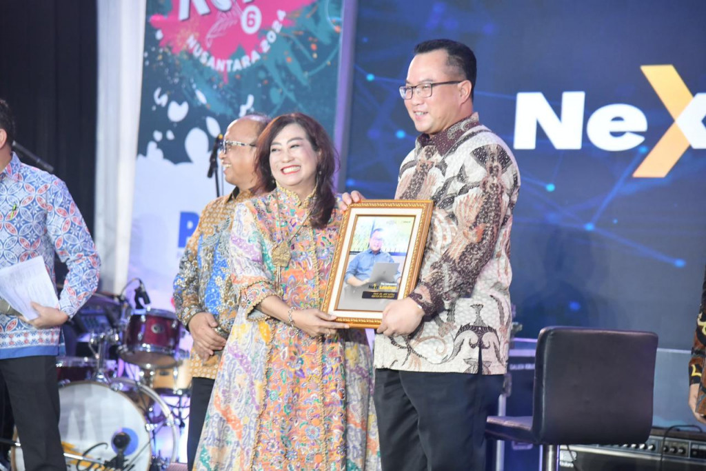 Rektor IPB, Arif Satria saat menerima penghargaan Inspiring Leader dari Media Indonesia. Foto: Dok. IPB
