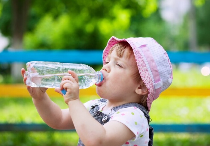 Anak yang terlalu banyak mengonsumsi air putih akan menjadikan mereka lebih kenyang. Dok. Freepik