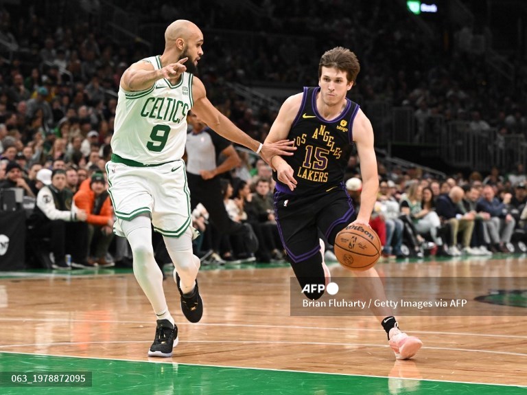 Guard LA Lakers, Austin Reaves, berusaha melewati guard Boston Celtics, Derrick White (AFP/Brian Fluharty)