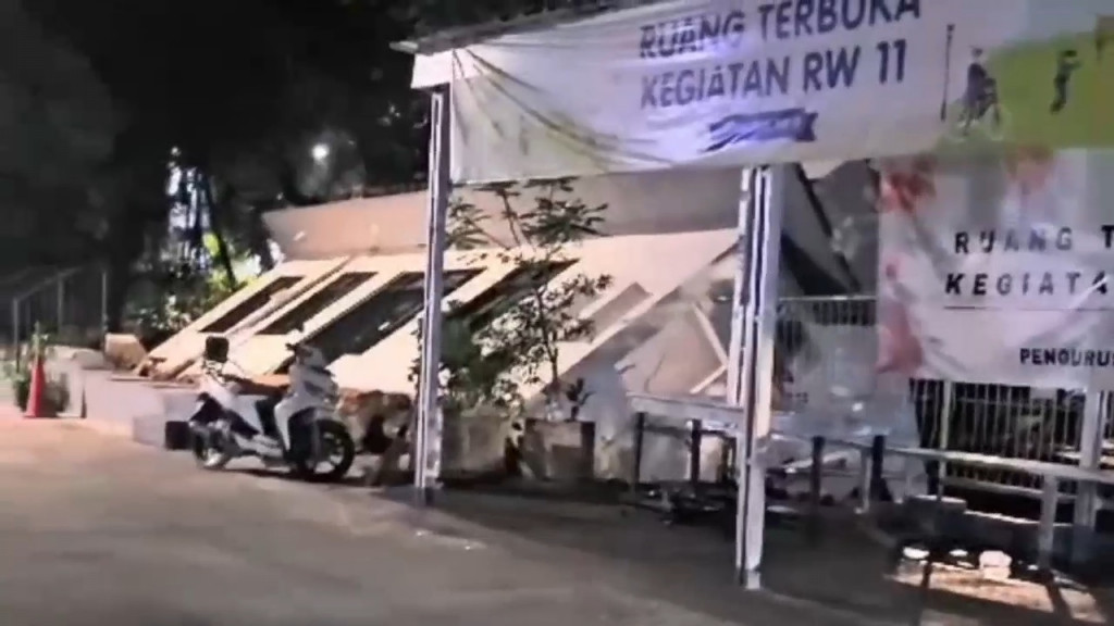Kantor Sekretariat RW 011 Pegangsaan Dua, Kelapa Gading, Jakarta Utara, roboh. Foto: Medcom.id/Yurike Budiman