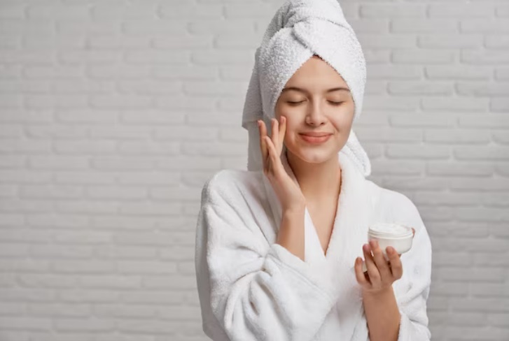 Pelembap yang mengandung ceramide berperan penting untuk skin barrier atau lapisan pelindung kulit. Ilustrasi Freepik