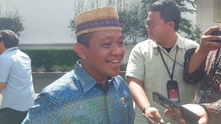 Tak Diajak Presiden, Bahlil Sarankan Risma Bagi-bagi Bansos Sendiri