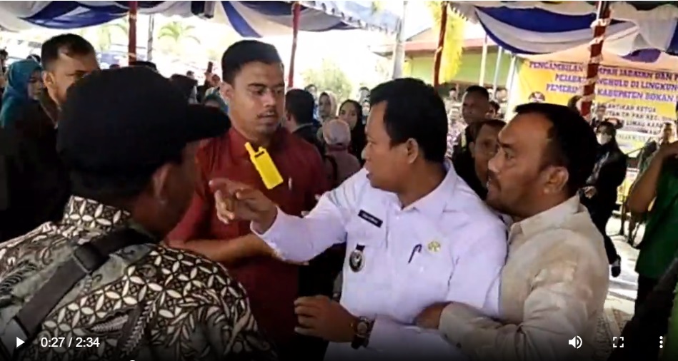 Tangkapan layar Bupati Rokan Hilir dan Wakilnya nyaris adu jotos. Metro TV
