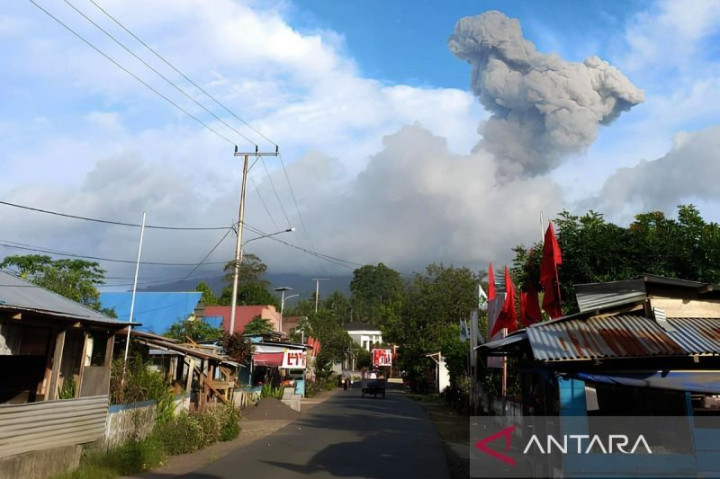 Gunung Ibu Erupsi Lontarkan Kolom Abu Setinggi 1 Km