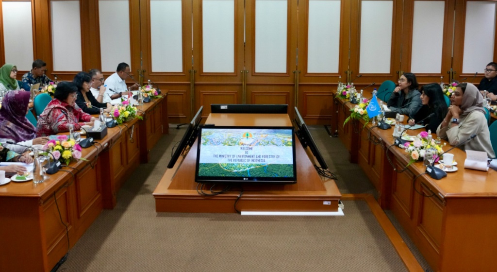 Menteri LHK melakukan pertemuan bilateral dengan Presiden IUCN Razan Al Mubarak. Foto: Dok KLHK