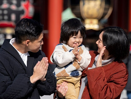 Pentingnya kebersamaan keluarga yang dilakukan setiap hari, tidak terbatas pada tradisi reuni keluarga tahunan. (Foto: Dok. Freepik.com)
