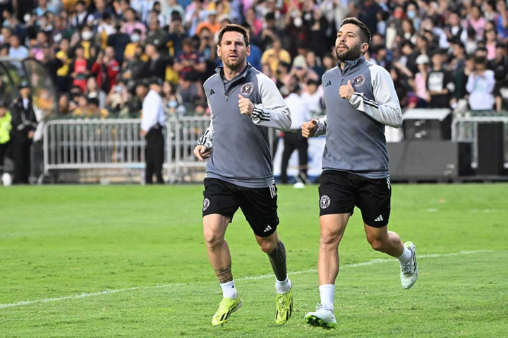 Puluhan Ribu Penggemar Saksikan Messi Berlatih di Hong Kong