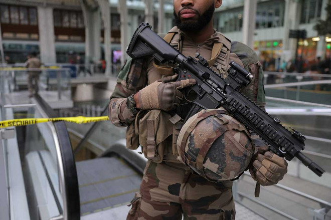 Polisi forensik dan yudisial Prancis bekerja setelah serangan pisau terjadi di stasiun kereta api Gare de Lyon, Paris, pusat perjalanan utama pada Sabtu, 3 Februari 2024. 