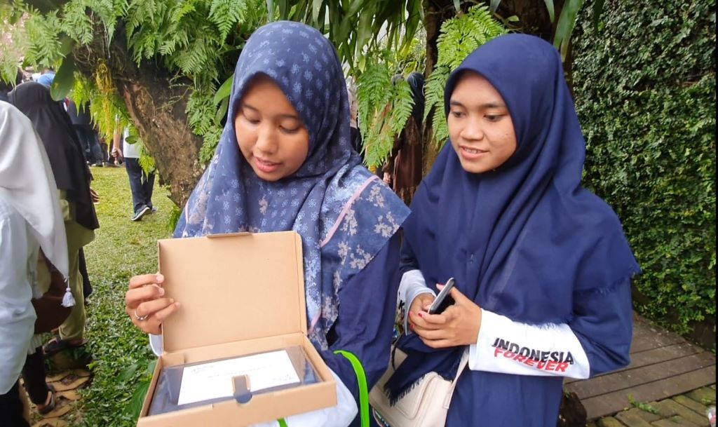 Puluhan Warga Antar Keberangkatan Anies untuk Debat Terakhir, Ada yang Bawa Hadiah