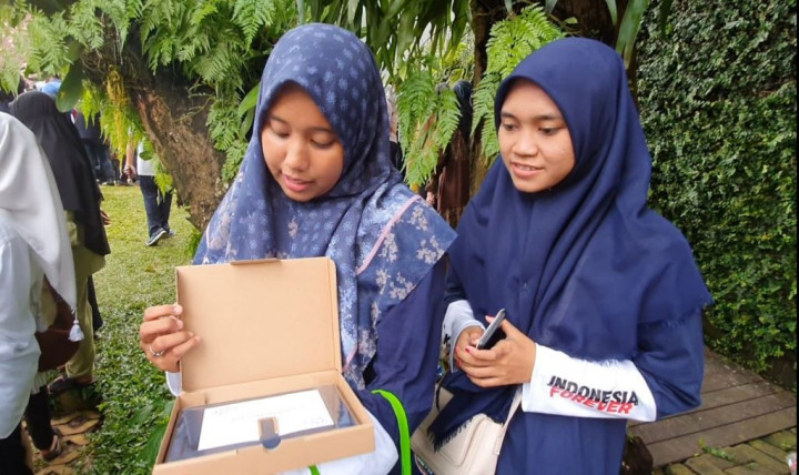 Puluhan Warga Antar Keberangkatan Anies untuk Debat Terakhir, Ada yang Bawa Hadiah