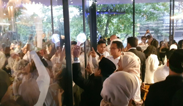 Sapa Masyarakat, Anies dan Cak Imin Sambil Pegang <i>Lightstick</i>