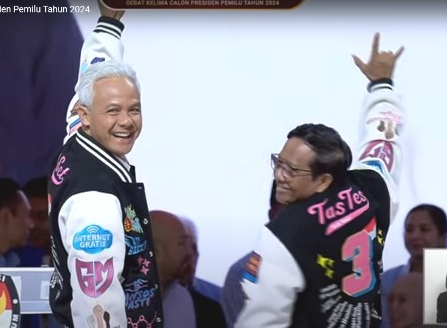 Selalu Kompak! Ganjar-Mahfud Kenakan Jaket Bisbol di Debat Kelima Pilpres 2024