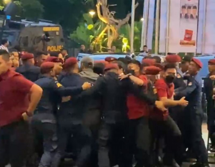 Petugas Keamanan KPU Hampir Baku Hantam dengan Pengawal Tamu Debat Pilpres