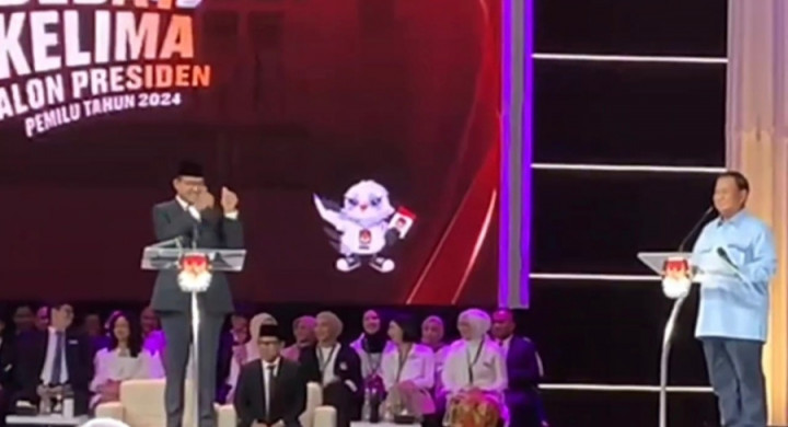 Gestur Anies saat Pendukung Ganjar Nyanyikan Yel-yel