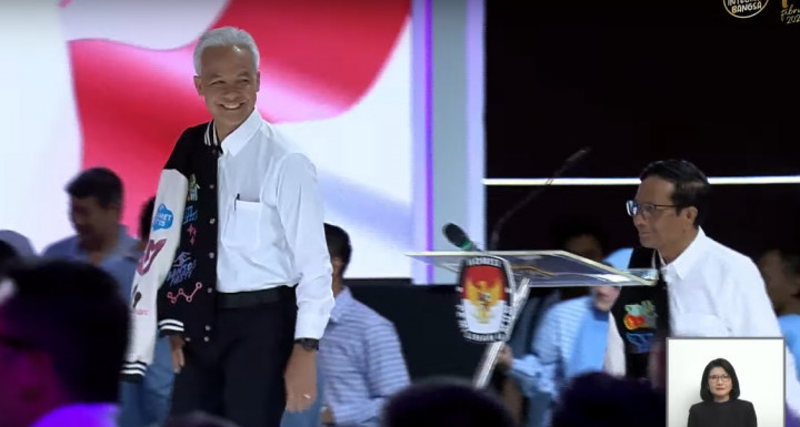 Dipanggil MC ke Panggung, Ganjar-Mahfud 'Belum Selesai' Pakai Jaket