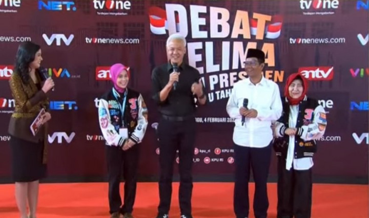 Momen Istri Ganjar-Mahfud Kompak Pakai Outfit Jaket Varsity