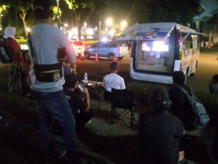 Masyarakat Mengerumuni Mobil Bawaslu di Lokasi Debat Capres, Ada Apa?