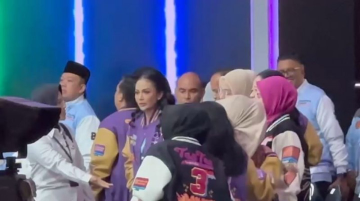 Istri Anies dan Muhaimin Foto Bareng Istri Ganjar Saat Jeda Debat