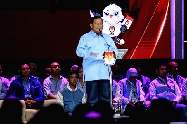 Prabowo Kukuh Makan Gratis Lebih Dulu Ketimbang Internet Gratis