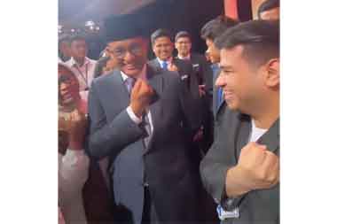 Fadil Jaidi dan Anies Baswedan Tunjukkan Gestur <i>Shinzou Wo Sasageyo</i>, Maknanya Dalem Banget!